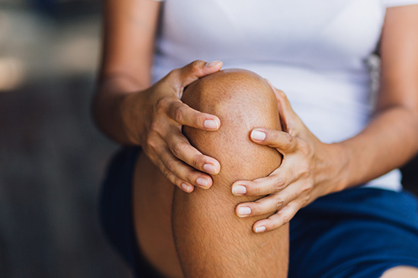 Leia mais sobre o artigo Dores nas articulações: Quando é hora de buscar ajuda médica?